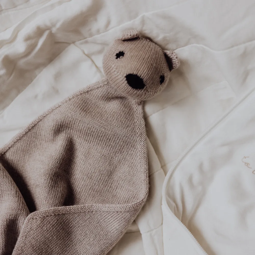 Hvid x Zoen Voor Gust - Cuddly teddy tokki - 100% Merino wool - Sesame